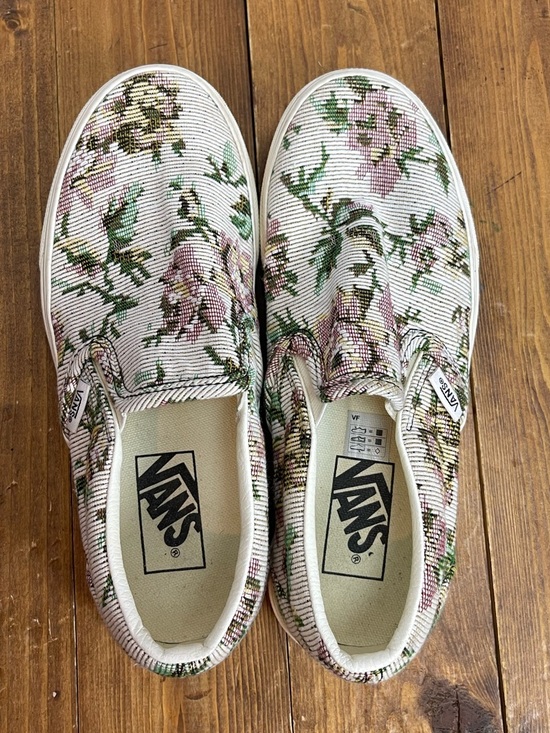 Vans Shoes - Vans women’s size 6 slip on sneakers floral tapestry